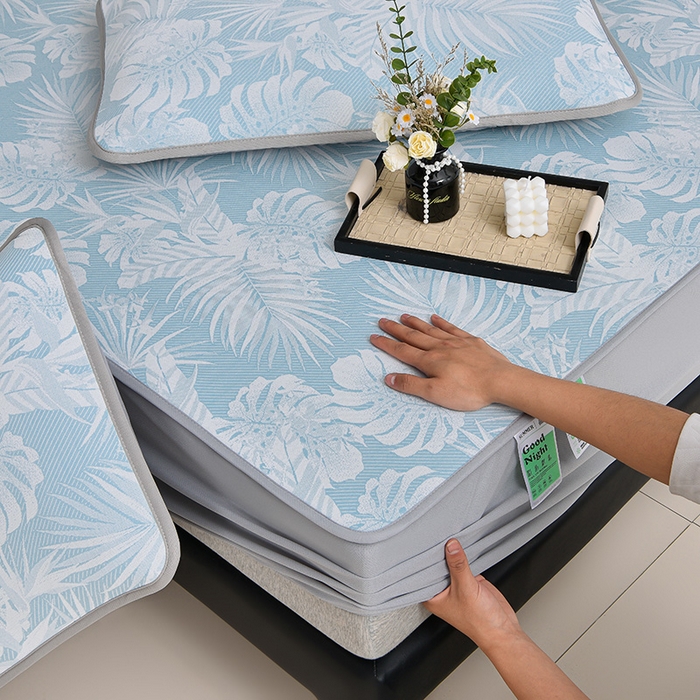 91家纺网 家纺一手货源 找家纺 芯诗曼家纺 2025新款三明治凉感丝提花冰丝席凉席三件套 叶语恋-蓝床笠款