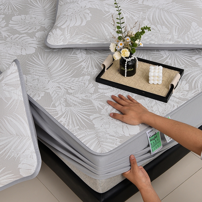 91家纺网 家纺一手货源 找家纺 芯诗曼家纺 2025新款三明治凉感丝提花冰丝席凉席三件套 叶语恋-咖床笠款