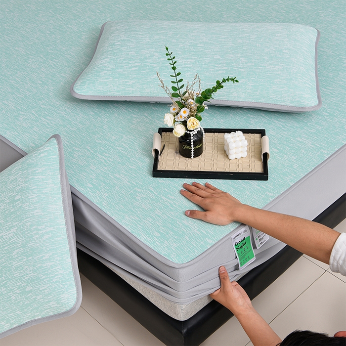 91家纺网 家纺一手货源 找家纺 芯诗曼家纺 2025新款三明治凉感丝提花冰丝席凉席三件套 莫兰-绿床笠款