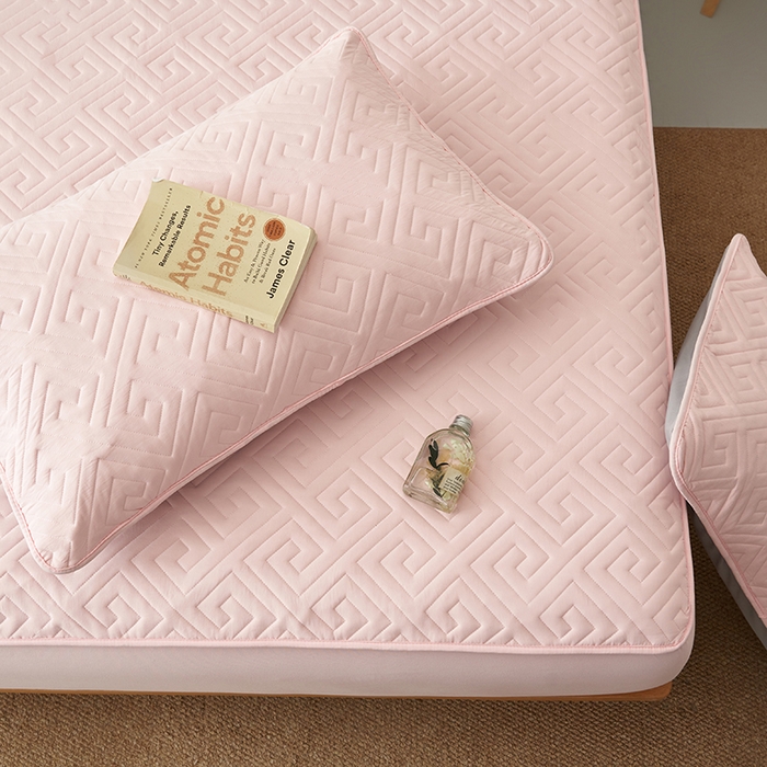 91家纺网 家纺一手货源 找家纺 鑫琪莱家纺 2026新款水洗棉绗绣夹棉床笠 夹棉床笠-粉玉