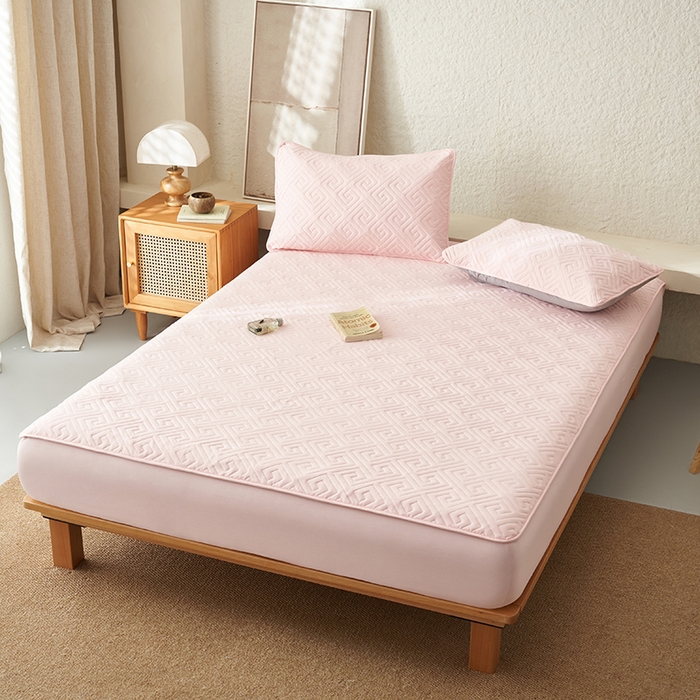 91家纺网 家纺一手货源 找家纺 鑫琪莱家纺 2026新款水洗棉绗绣夹棉床笠 夹棉床笠-粉玉