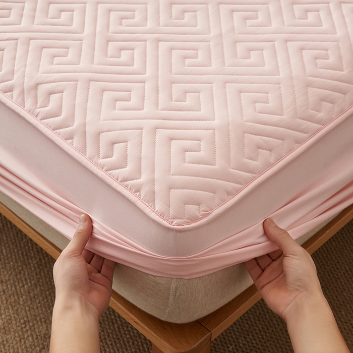 91家纺网 家纺一手货源 找家纺 鑫琪莱家纺 2026新款水洗棉绗绣夹棉床笠 夹棉床笠-粉玉