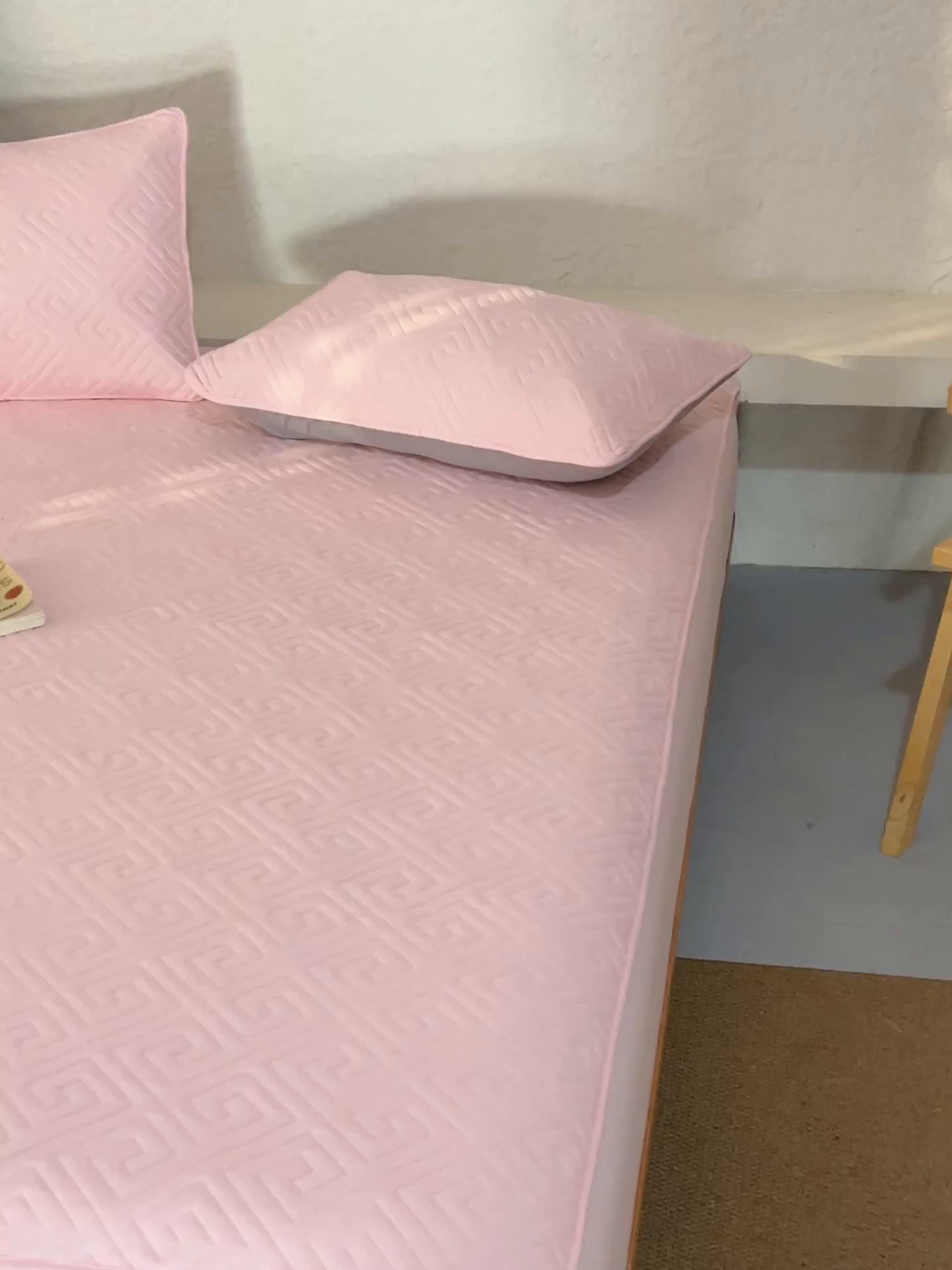 91家纺网 家纺一手货源 找家纺 鑫琪莱家纺 2026新款水洗棉绗绣夹棉床笠 夹棉床笠-粉玉