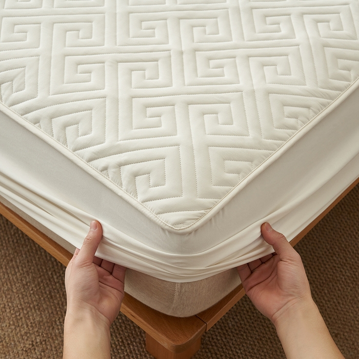 91家纺网 家纺一手货源 找家纺 鑫琪莱家纺 2026新款水洗棉绗绣夹棉床笠 夹棉床笠-米白