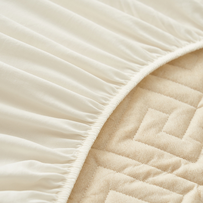 91家纺网 家纺一手货源 找家纺 鑫琪莱家纺 2026新款水洗棉绗绣夹棉床笠 夹棉床笠-米白