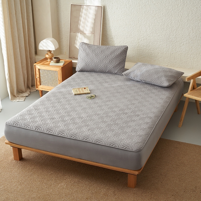 91家纺网 家纺一手货源 找家纺 鑫琪莱家纺 2026新款水洗棉绗绣夹棉床笠 夹棉床笠-浅灰