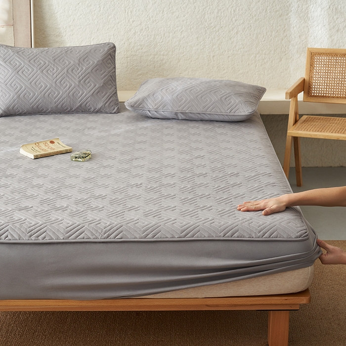 91家纺网 家纺一手货源 找家纺 鑫琪莱家纺 2026新款水洗棉绗绣夹棉床笠 夹棉床笠-浅灰