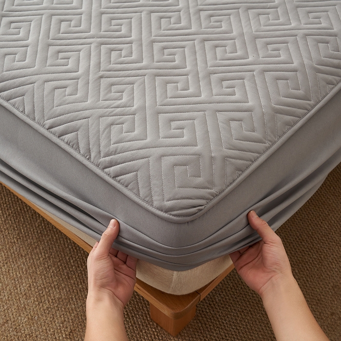 91家纺网 家纺一手货源 找家纺 鑫琪莱家纺 2026新款水洗棉绗绣夹棉床笠 夹棉床笠-浅灰