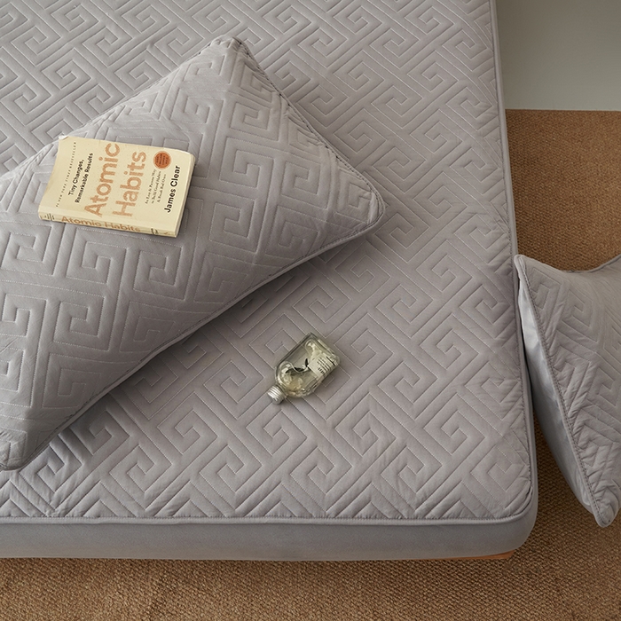 91家纺网 家纺一手货源 找家纺 鑫琪莱家纺 2026新款水洗棉绗绣夹棉床笠 夹棉床笠-浅灰