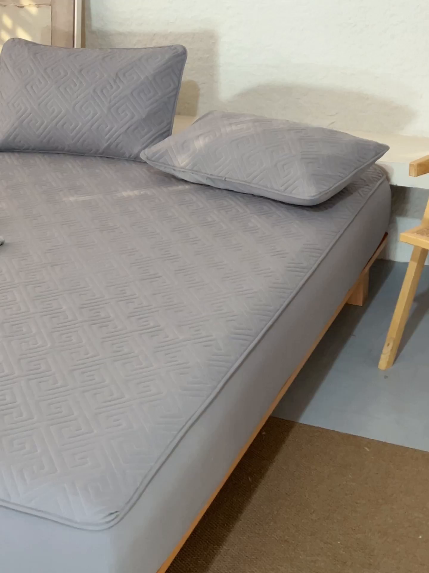 91家纺网 家纺一手货源 找家纺 鑫琪莱家纺 2026新款水洗棉绗绣夹棉床笠 夹棉床笠-浅灰