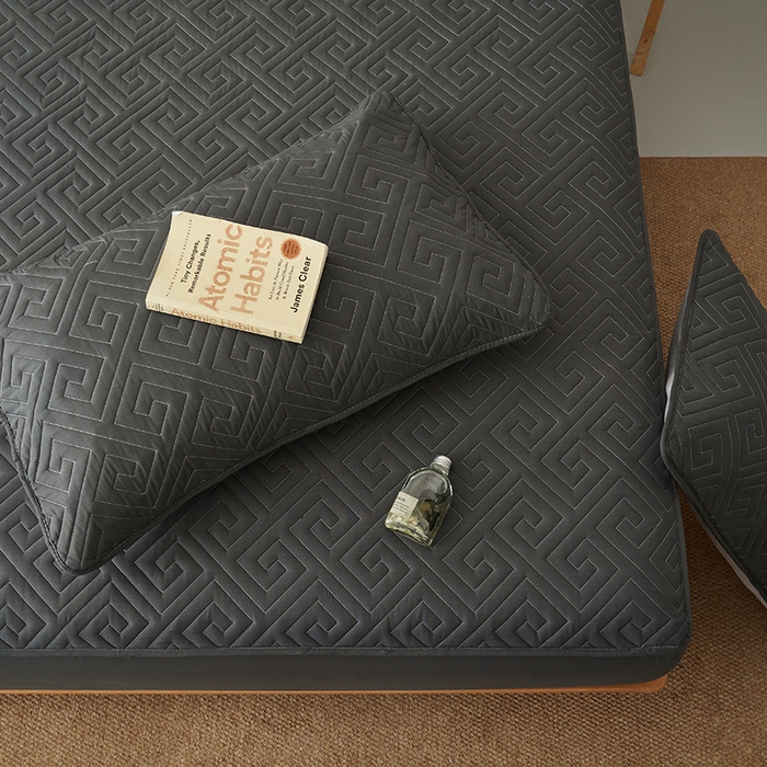 91家纺网 家纺一手货源 找家纺 鑫琪莱家纺 2026新款水洗棉绗绣夹棉床笠 夹棉床笠-深灰