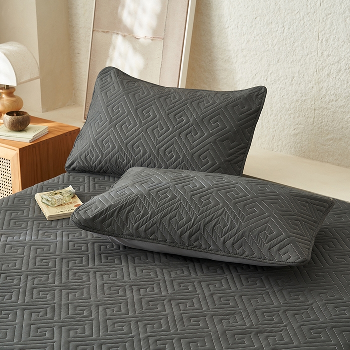 91家纺网 家纺一手货源 找家纺 鑫琪莱家纺 2026新款水洗棉绗绣夹棉床笠 夹棉床笠-深灰