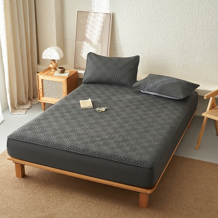 91家纺网 家纺一手货源 找家纺 鑫琪莱家纺 2026新款水洗棉绗绣夹棉床笠 夹棉床笠-深灰