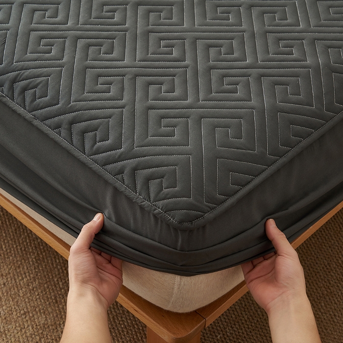 91家纺网 家纺一手货源 找家纺 鑫琪莱家纺 2026新款水洗棉绗绣夹棉床笠 夹棉床笠-深灰