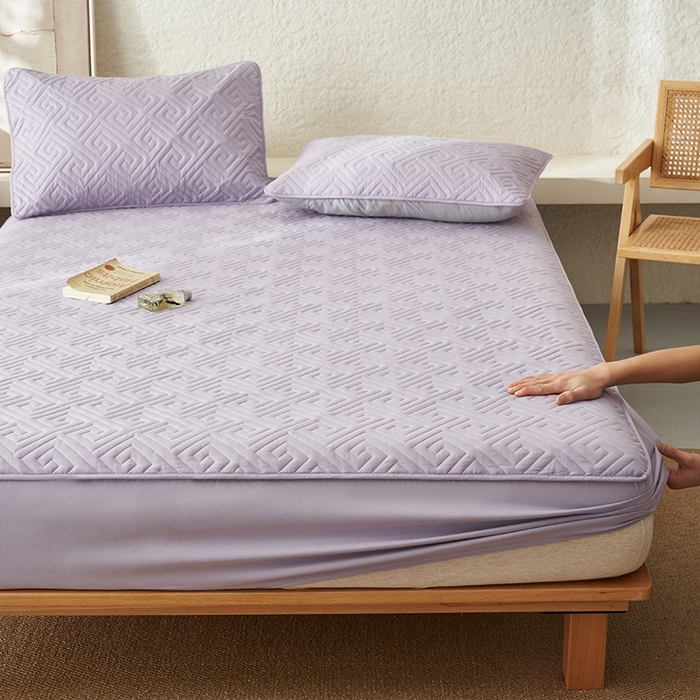 91家纺网 家纺一手货源 找家纺 鑫琪莱家纺 2026新款水洗棉绗绣夹棉床笠 夹棉床笠-烟熏紫