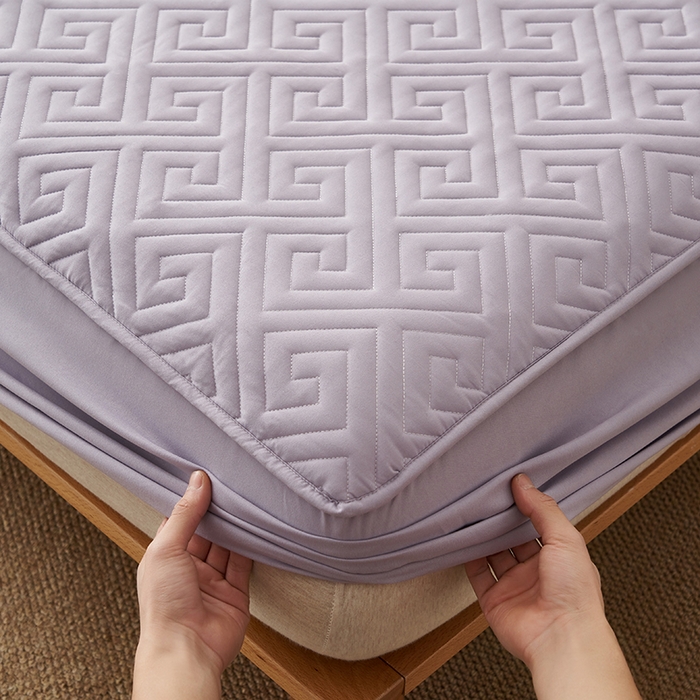 91家纺网 家纺一手货源 找家纺 鑫琪莱家纺 2026新款水洗棉绗绣夹棉床笠 夹棉床笠-烟熏紫