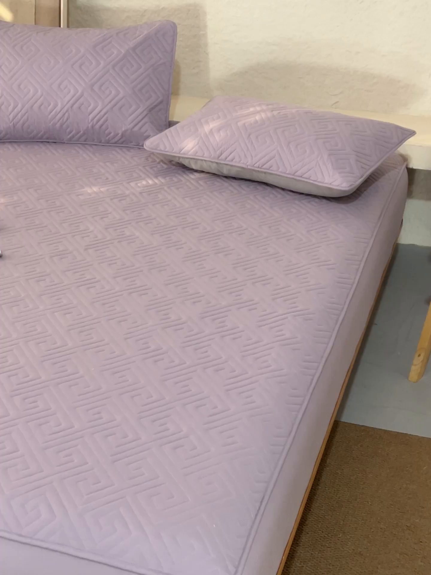 91家纺网 家纺一手货源 找家纺 鑫琪莱家纺 2026新款水洗棉绗绣夹棉床笠 夹棉床笠-烟熏紫