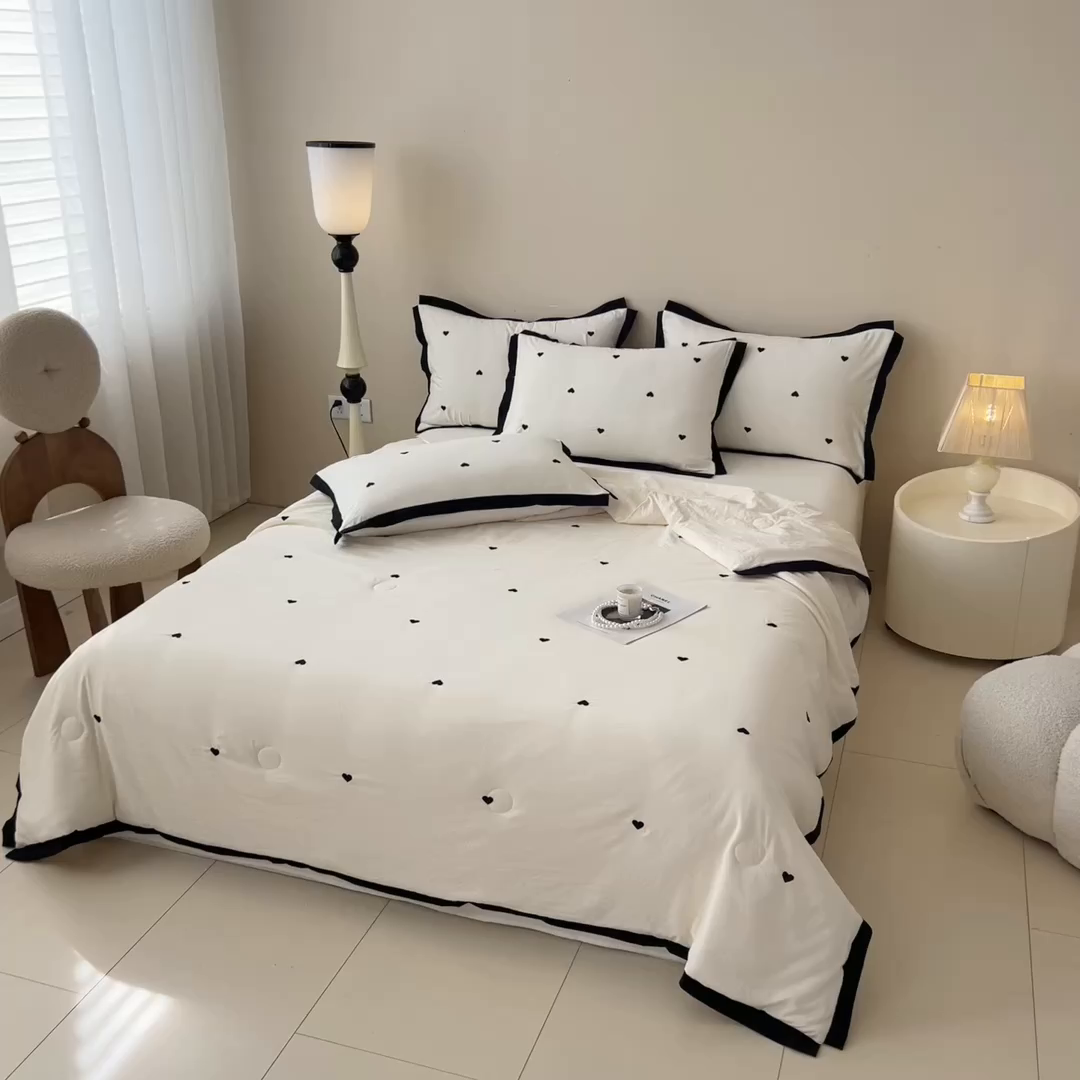 91家纺网 家纺一手货源 找家纺 米可 2025新款A类刺绣云朵棉夏被四件套 爱心-白