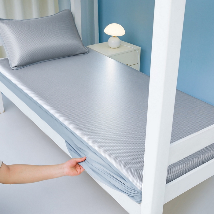 91家纺网 家纺一手货源 找家纺 （总）爱思凯家纺 2025新款【学生】三明治水洗高密冰丝席-芳华床笠凉席（场景二）