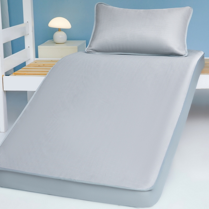 91家纺网 家纺一手货源 找家纺 （总）爱思凯家纺 2025新款【学生】三明治水洗高密冰丝席-芳华床笠凉席（场景二）