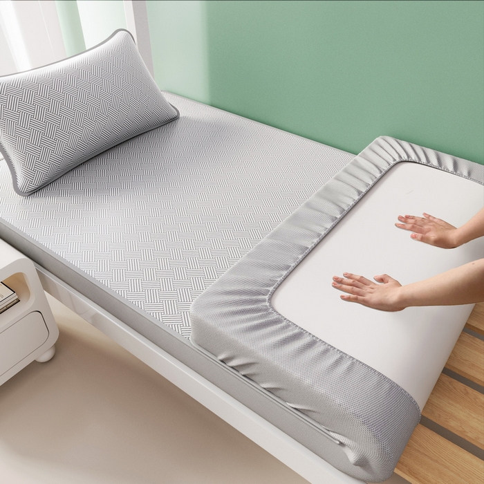 91家纺网 家纺一手货源 找家纺 （总）爱思凯家纺 2025新款【学生】三明治水洗高密冰丝席-芳华床笠凉席（场景二）