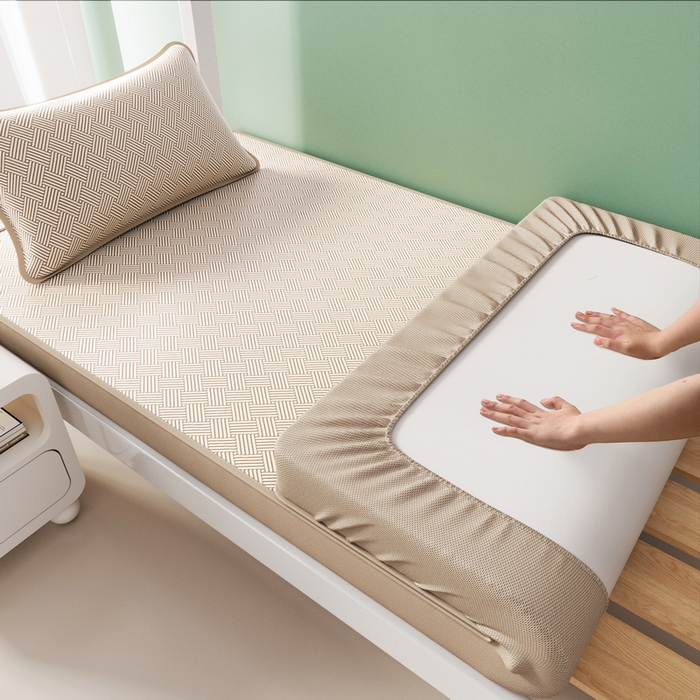 91家纺网 家纺一手货源 找家纺 （总）爱思凯家纺 2025新款【学生】三明治水洗高密冰丝席-芳华床笠凉席（场景二）