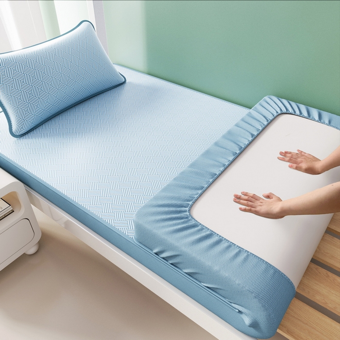 91家纺网 家纺一手货源 找家纺 （总）爱思凯家纺 2025新款【学生】三明治水洗高密冰丝席-芳华床笠凉席（场景二）