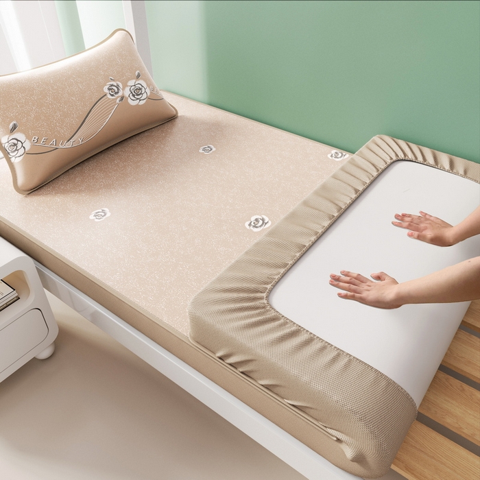 91家纺网 家纺一手货源 找家纺 （总）爱思凯家纺 2025新款【学生】三明治水洗高密冰丝席-芳华床笠凉席（场景二）