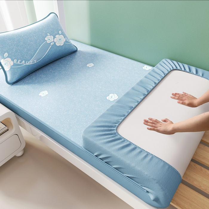 91家纺网 家纺一手货源 找家纺 （总）爱思凯家纺 2025新款【学生】三明治水洗高密冰丝席-芳华床笠凉席（场景二）