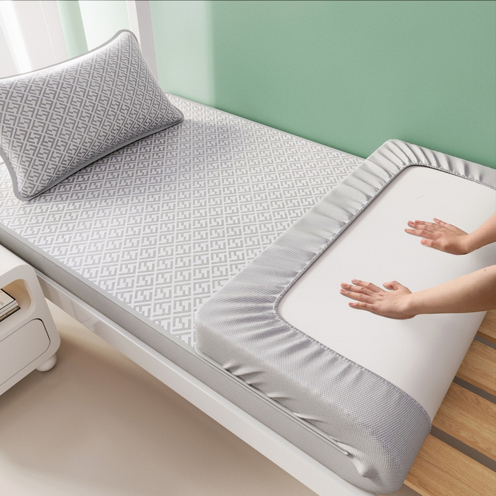 91家纺网 家纺一手货源 找家纺 （总）爱思凯家纺 2025新款【学生】三明治水洗高密冰丝席-芳华床笠凉席（场景二）