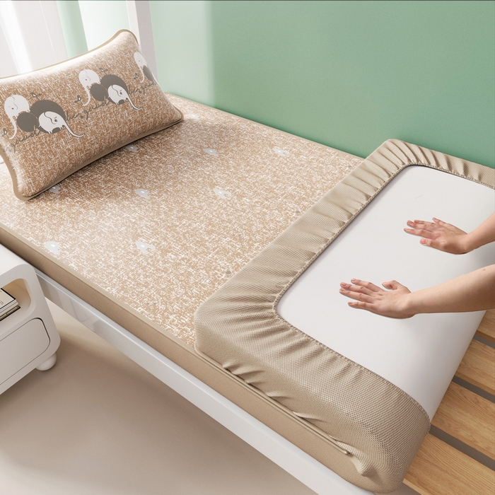 91家纺网 家纺一手货源 找家纺 （总）爱思凯家纺 2025新款【学生】三明治水洗高密冰丝席-芳华床笠凉席（场景二）