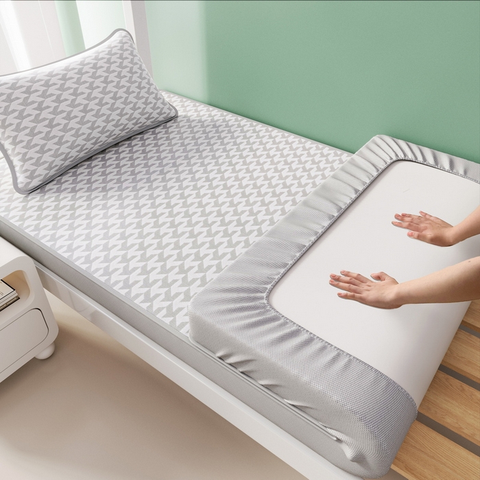 91家纺网 家纺一手货源 找家纺 （总）爱思凯家纺 2025新款【学生】三明治水洗高密冰丝席-芳华床笠凉席（场景二）