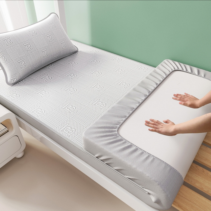 91家纺网 家纺一手货源 找家纺 （总）爱思凯家纺 2025新款【学生】三明治水洗高密冰丝席-芳华床笠凉席（场景二）