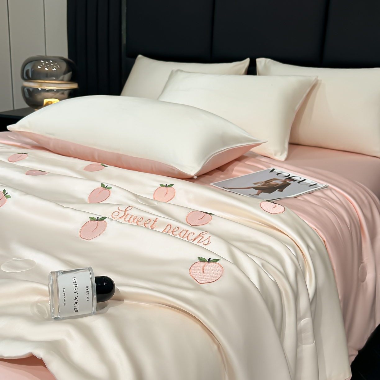 91家纺网 家纺一手货源 找家纺 利欧 2025新款水洗天丝满绣刺绣床单床笠款夏被四件套 水蜜桃-奶白粉