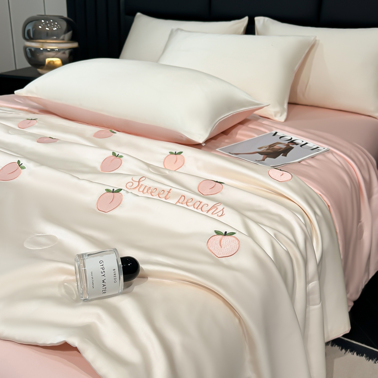 91家纺网 家纺一手货源 找家纺 利欧 2025新款水洗天丝满绣刺绣床单床笠款夏被四件套 水蜜桃-奶白粉