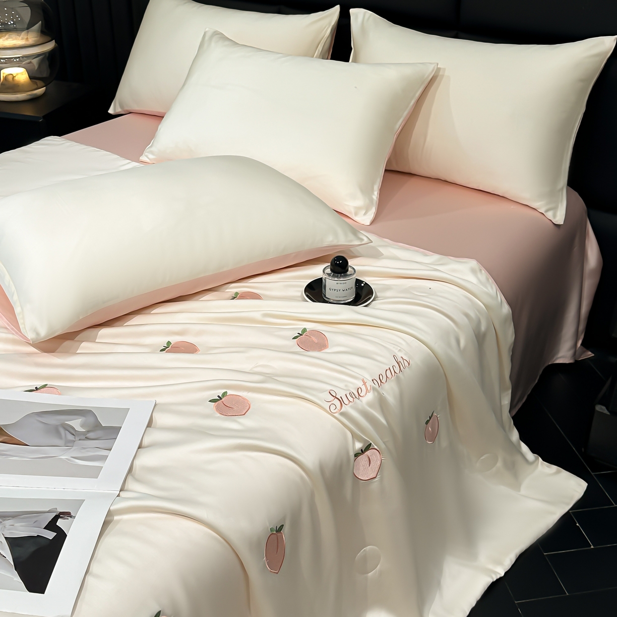 91家纺网 家纺一手货源 找家纺 利欧 2025新款水洗天丝满绣刺绣床单床笠款夏被四件套 水蜜桃-奶白粉