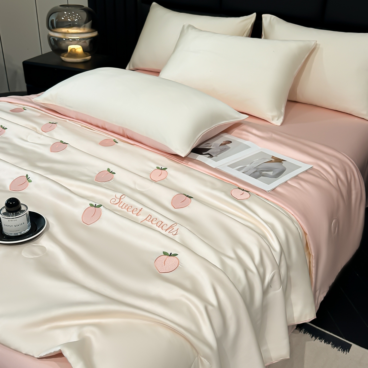 91家纺网 家纺一手货源 找家纺 利欧 2025新款水洗天丝满绣刺绣床单床笠款夏被四件套 水蜜桃-奶白粉