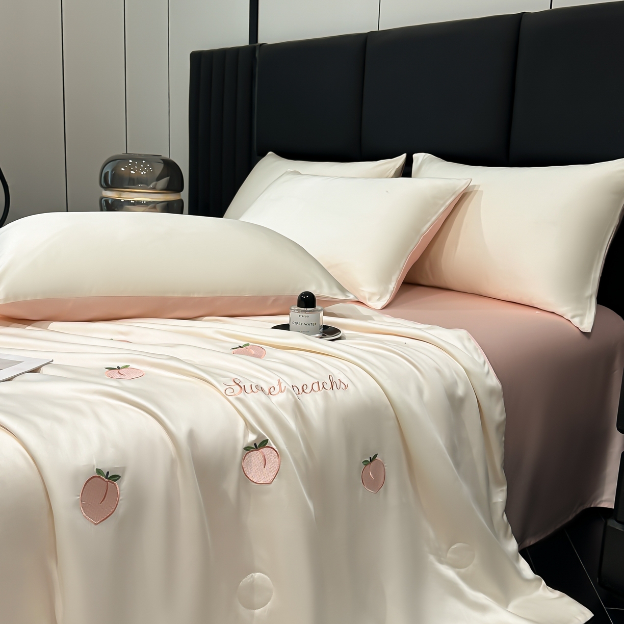 91家纺网 家纺一手货源 找家纺 利欧 2025新款水洗天丝满绣刺绣床单床笠款夏被四件套 水蜜桃-奶白粉