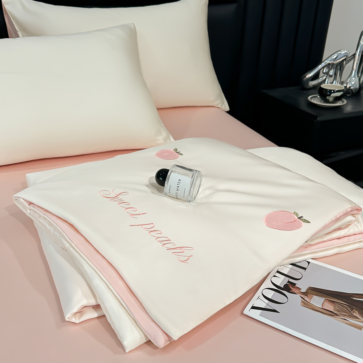 91家纺网 家纺一手货源 找家纺 利欧 2025新款水洗天丝满绣刺绣床单床笠款夏被四件套 水蜜桃-奶白粉