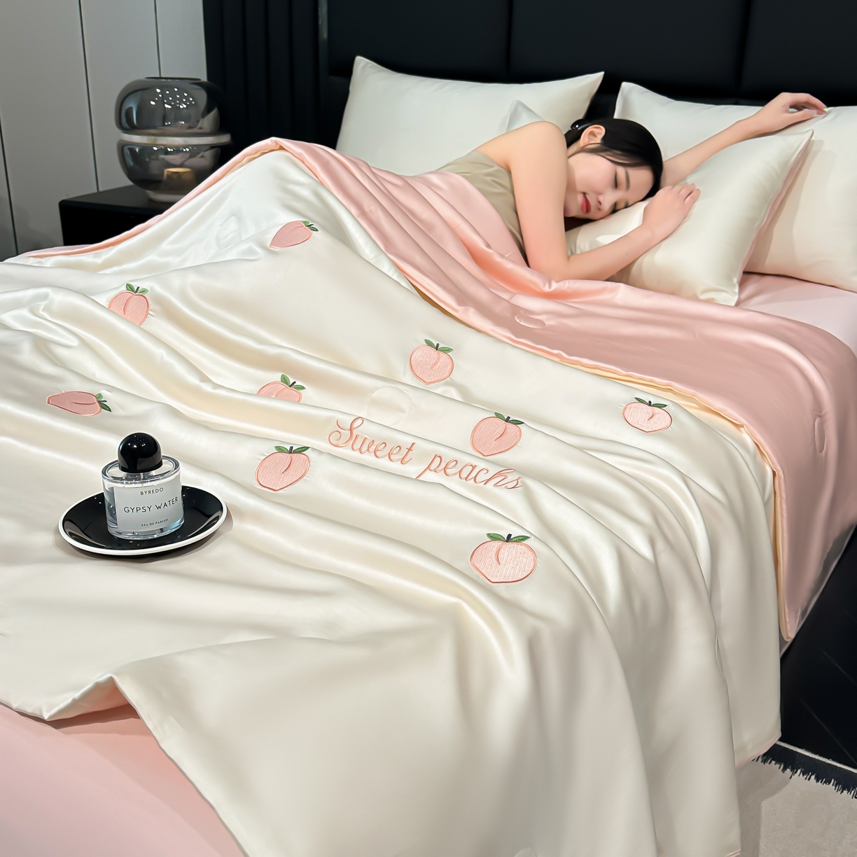 91家纺网 家纺一手货源 找家纺 利欧 2025新款水洗天丝满绣刺绣床单床笠款夏被四件套 水蜜桃-奶白粉