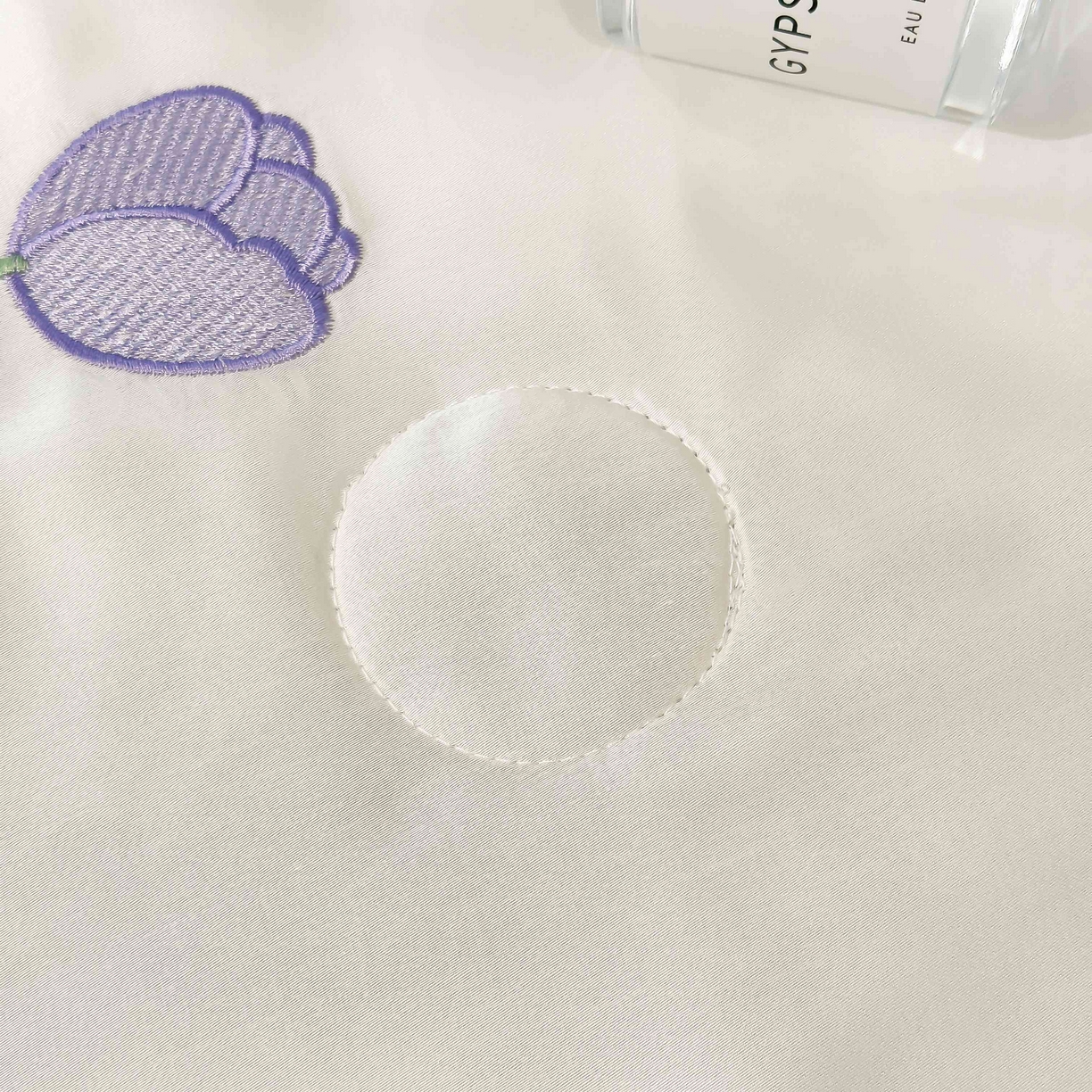 91家纺网 家纺一手货源 找家纺 利欧 2025新款水洗天丝满绣刺绣床单床笠款夏被四件套 郁金香-奶白紫