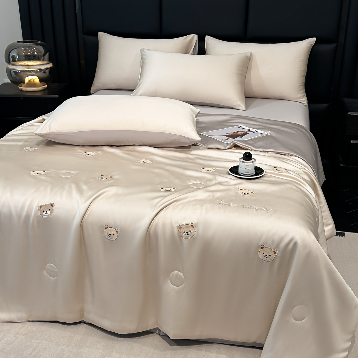 91家纺网 家纺一手货源 找家纺 利欧 2025新款水洗天丝满绣刺绣床单床笠款夏被四件套 小熊头-梧桐灰