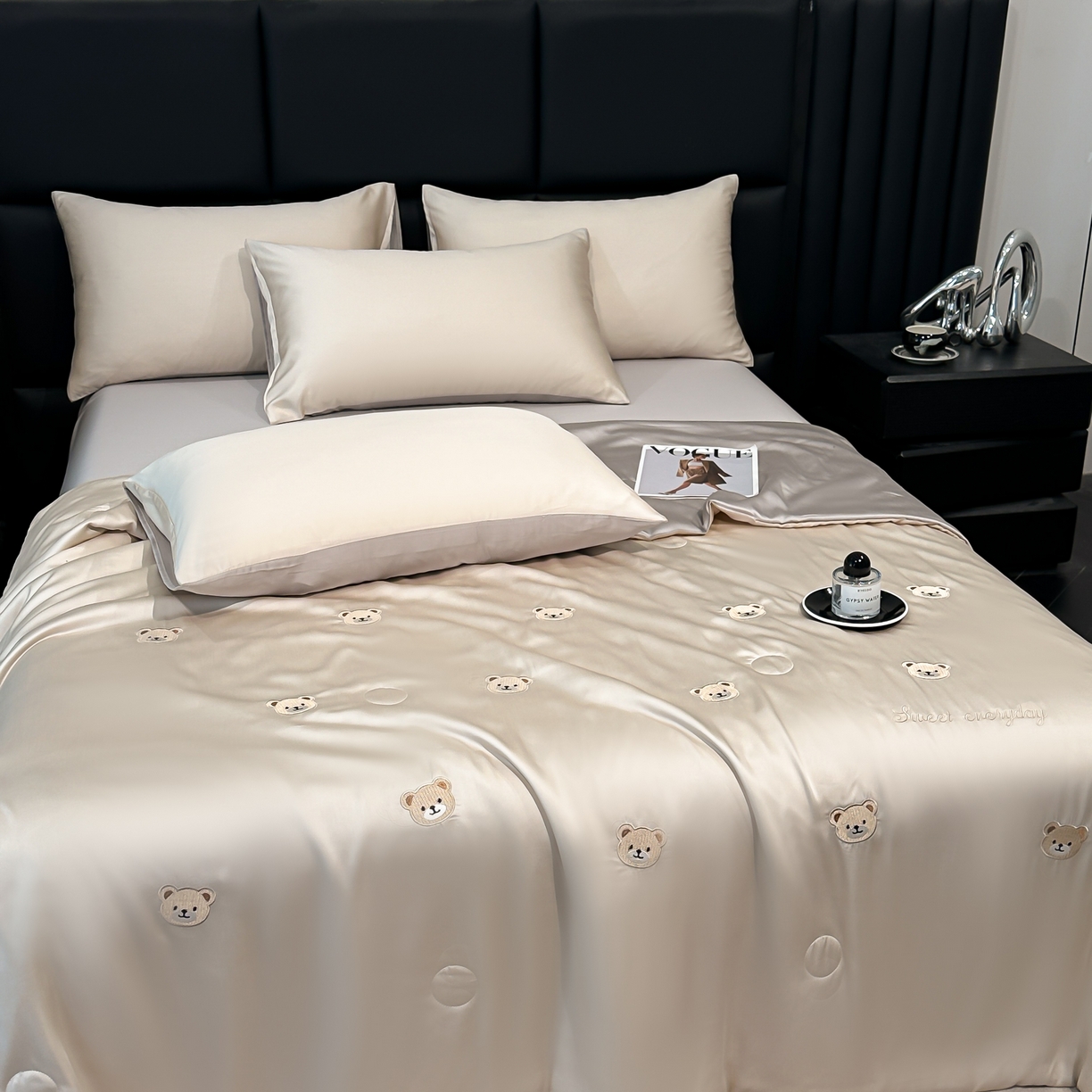 91家纺网 家纺一手货源 找家纺 利欧 2025新款水洗天丝满绣刺绣床单床笠款夏被四件套 小熊头-梧桐灰