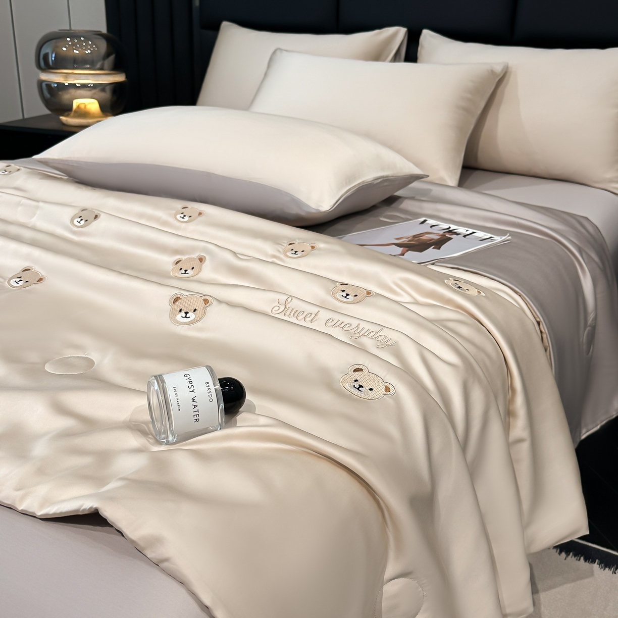 91家纺网 家纺一手货源 找家纺 利欧 2025新款水洗天丝满绣刺绣床单床笠款夏被四件套 小熊头-梧桐灰