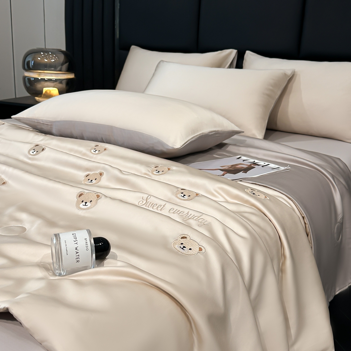 91家纺网 家纺一手货源 找家纺 利欧 2025新款水洗天丝满绣刺绣床单床笠款夏被四件套 小熊头-梧桐灰