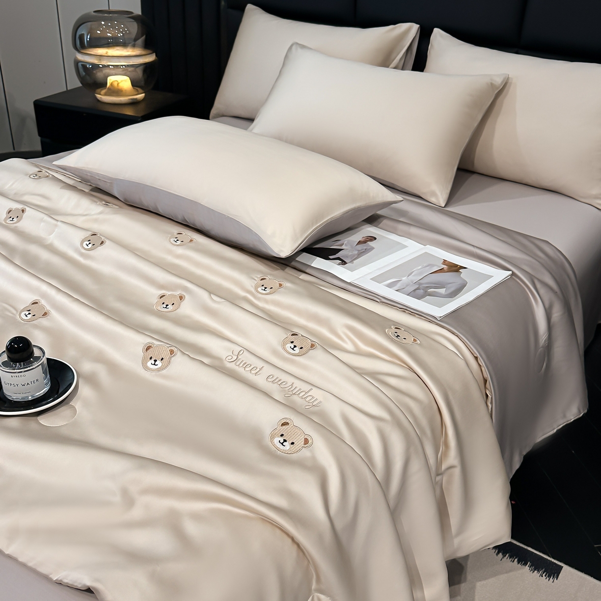 91家纺网 家纺一手货源 找家纺 利欧 2025新款水洗天丝满绣刺绣床单床笠款夏被四件套 小熊头-梧桐灰