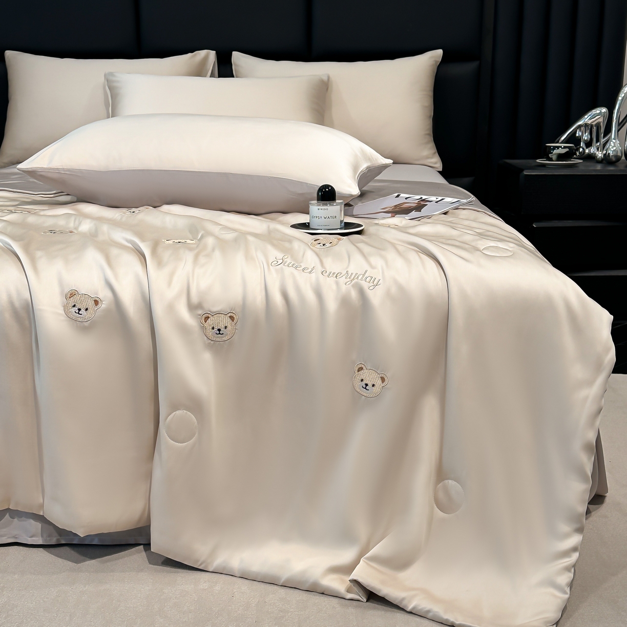 91家纺网 家纺一手货源 找家纺 利欧 2025新款水洗天丝满绣刺绣床单床笠款夏被四件套 小熊头-梧桐灰