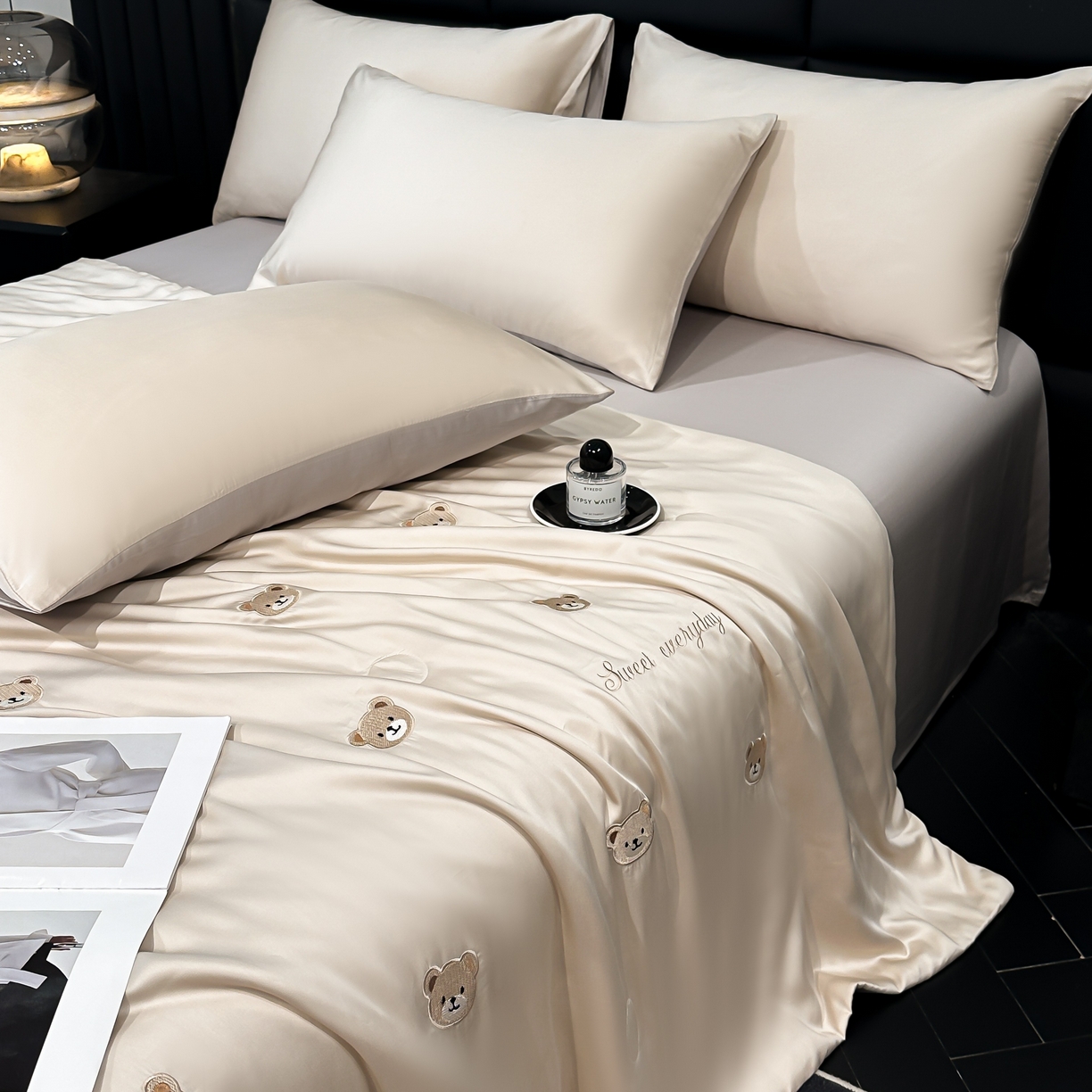 91家纺网 家纺一手货源 找家纺 利欧 2025新款水洗天丝满绣刺绣床单床笠款夏被四件套 小熊头-梧桐灰