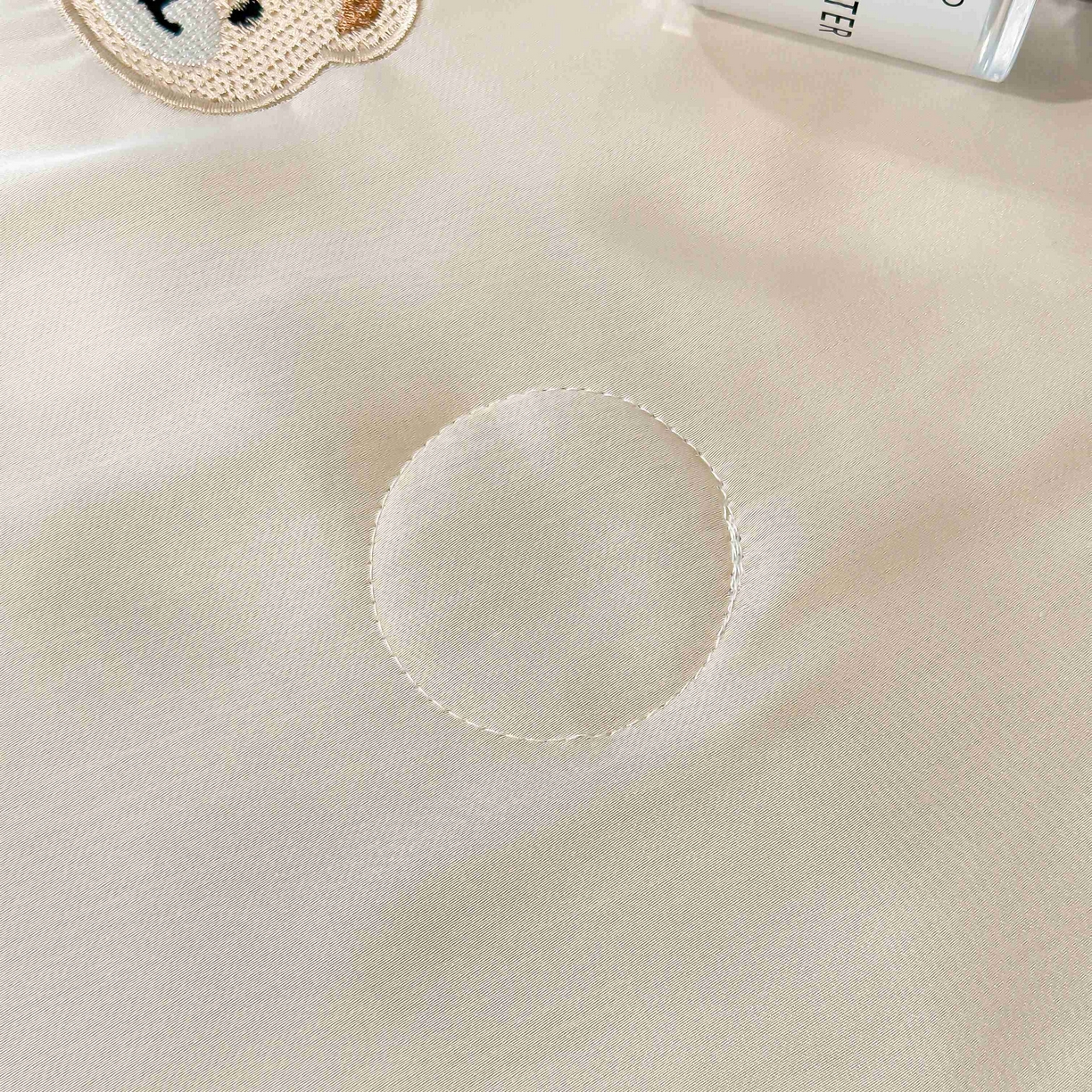 91家纺网 家纺一手货源 找家纺 利欧 2025新款水洗天丝满绣刺绣床单床笠款夏被四件套 小熊头-梧桐灰