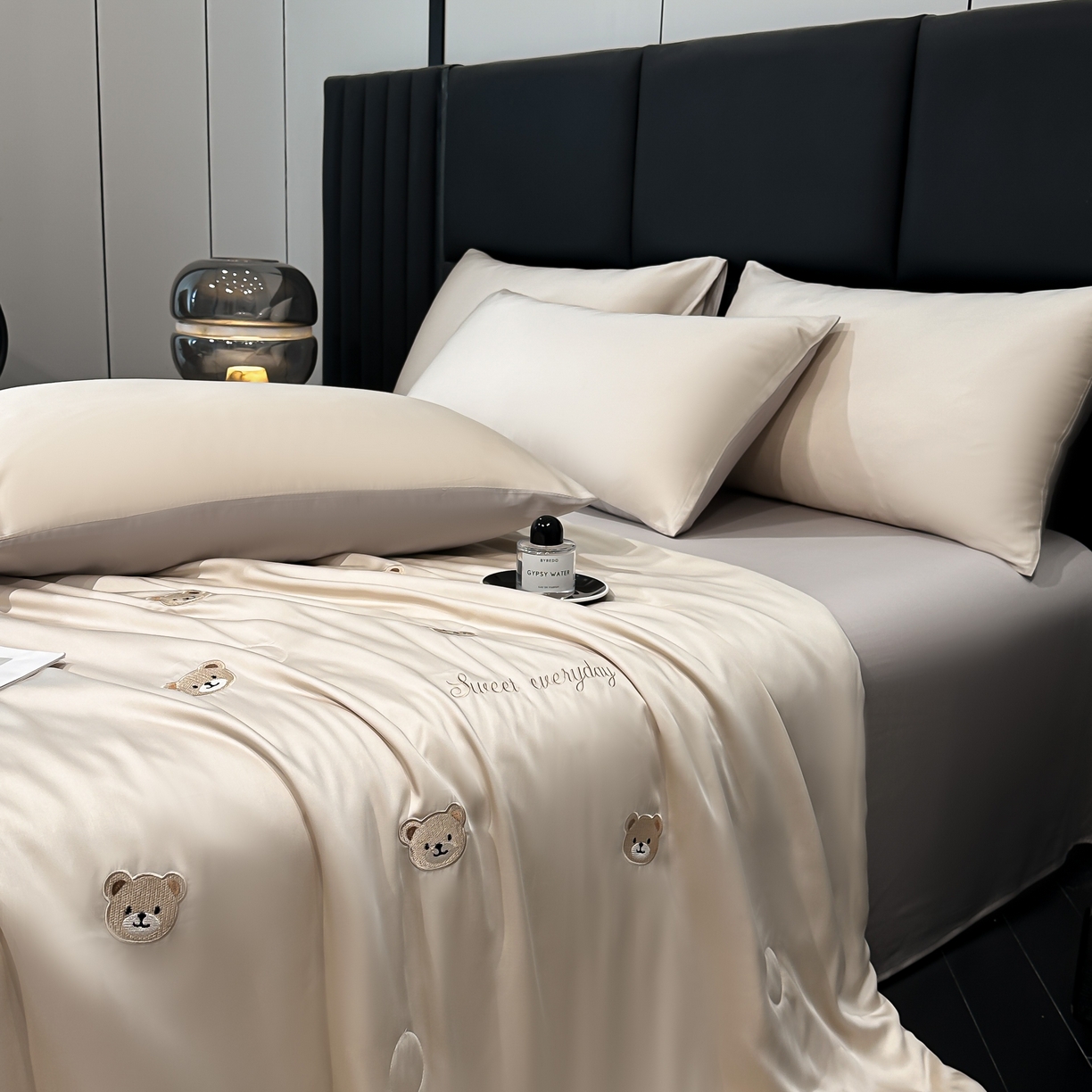 91家纺网 家纺一手货源 找家纺 利欧 2025新款水洗天丝满绣刺绣床单床笠款夏被四件套 小熊头-梧桐灰